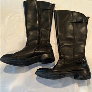 Ecco Black Leather Boots with Zipper Closure.